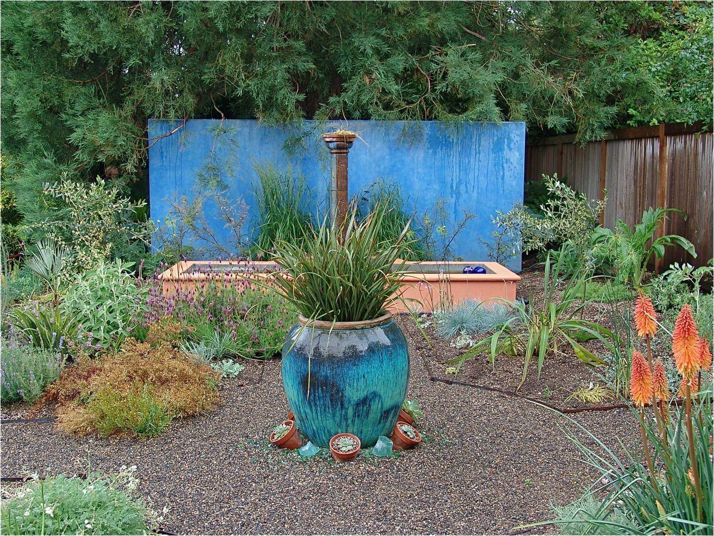 This gravel garden is creative and bright!